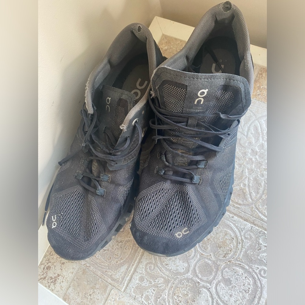 On Cloud Women’s Size 10 Running Shoes